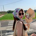 Pañuelo vintage de flores en algodón y lino llevado por una mujer con un ramo de flores - Tulipán Burbuja Púrpura
