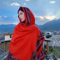 Mujer asiática con un chal étnico rojo con motivos de cachemira en un paisaje - 90*180cm / Rojo