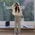 Elegante mantella parasole giallo chiaro con cappuccio e pantaloni jogger verdi - Taglia unica / Top / giallo oca