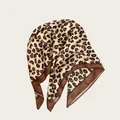 Elegante pañuelo cuadrado con estampado de leopardo clásico y un detalle de borde marrón oscuro - Leopardo Manchado Marrón