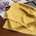 Elegante sciarpa quadrata in seta gialla con finitura satinata liscia e bordi rifiniti - 70*70cm / Giallo