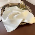 Elegante foulard quadrato in seta satinata bianca per stili professionali e formali - 70*70cm / Bianco avorio