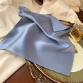 Elegante foulard quadrato in raso blu tinta unita con una lussuosa finitura liscia e setosa - 70*70cm / Blu nebbia