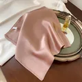 Elegante foulard quadrato in raso oro rosa con finitura liscia e minimalista di classe - 70*70cm / rosso fagiolo