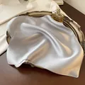 Elegante foulard quadrato in raso grigio argento con finitura effetto seta - 70*70cm / Grigio chiaro