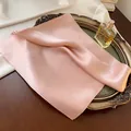 Elegante foulard quadrato in seta rosa per accessori da collo professionali da donna - 70*70cm / Rosa chiaro
