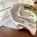 Elegante foulard quadrato in seta champagne con una raffinata finitura satinata - 70*70cm / Caffè latte