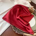 Elegante foulard quadrato in seta bordeaux a tinta unita per abbigliamento professionale - 70*70cm / Borgogna