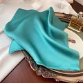 Elegante sciarpa quadrata in seta satinata verde ottanio per donna con trama liscia e lusso - 70*70cm / Verde acqua
