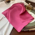 Elegante foulard quadrato in seta di gelso fucsia tinta unita da donna professionale - 70*70cm / Rosso rosa