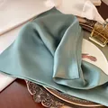 Elegante foulard quadrato in seta verde salvia con morbida finitura satinata. - 70*70cm / Patina