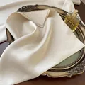 Elegante foulard quadrato in seta tinta unita champagne per look formali e casual. - 70*70cm / Champagne