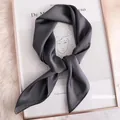 Elegante foulard quadrato in raso grigio per uniformi bancarie o di assistenti di volo - 70*70cm / Grigio scuro