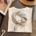 Detalle de un pañuelo de seda azul con estampado paisley para decoración del cuello - Paisley Azul Albaricoque