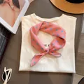 Elegante pañuelo de seda rosa con lunares azules de estilo francés, diadema versátil mujer - Rosa con Lunares
