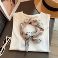 Pequeño pañuelo de seda cuadrado estilo francés con elegante estampado de caballos - Estampado de Caballo Rosa Pálido