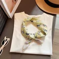 Elegante pañuelo de seda amarillo claro con estampado de caballos vintage estilo francés - Pony Amarillo