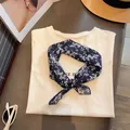 Pañuelo cuadrado de seda azul marino con flores estilo francés para mujer de moda - Rama de Flores Azul Marino