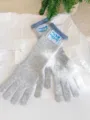 Detalle de guantes de punto de invierno grises con borde azul y parche de logo elegante - Talla única / Gris claro