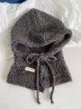 Detailansicht der melierten lila Woll-Balaclava mit Knöpfen und dekorativem Kordelzug - Einheitsgröße / Kaffeebraun