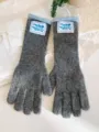 Detalle de guantes de invierno de punto gris con puños azules y parche decorativo - Talla única / Gris oscuro