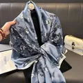 Primo piano di un elegante foulard di seta blu con farfalle e stampe geometriche. - Danza delle Farfalle Bordo Bianco / 180-90cm