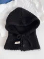 Nahaufnahme einer schwarzen, flauschigen Strick-Balaclava aus Wolle mit Knöpfen - Einheitsgröße / Schwarz