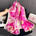 Detailansicht eines leuchtend pinken Seidenschals mit Blumenmuster auf Schwarz. - Rosarote Sonnenblume / Große Größe