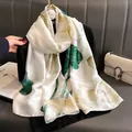 Eleganter Seidenschal mit großem Lotus-Druck für Damen, langer modischer Wickelschal. - Jiangnan Charme / Große Größe