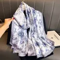 Eleganter langer Seidenschal mit blauem Blumendruck und grauem Rand, modischer Damenschal - Blütenknospe / Große Größe