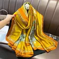 Eleganter Luxus-Seidenschal in Gelb mit orangefarbenem Blumenmuster und Vintage-Bordüre - Goldene Pfingstrose / Große Größe