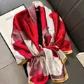 Eleganter Seidenschal für Damen mit rot-weißem Blütenmuster, modisches langes Schultertuch. - Hibiskusrot / Große Größe