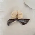 Λεπτομερής λήψη ενός κομψού δαντελένιου scrunchie σε κρεμ χρώμα με καφέ καρό φιόγκο - Λαστιχάκι με Φιόγκο (3#) / Μπλε καφέ
