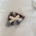 Detailopname van geruite scrunchie met beige kanten strik op witte stof - Geruite Driehoeksklem (5#) / Blauw Bruin