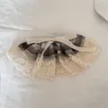 Detailweergave van dubbellaagse scrunchie met geruite stof en crème kant - Kantrand Veerclip (6#) / Blauw Bruin