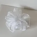 Detailansicht eines eleganten weißen Organza-Scrunchies mit feinen Perlen-Applikationen - Perlen-Netz-Haargummi / Weiß