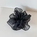 Detailansicht eines schwarzen Organza-Haargummis mit atmungsaktiver, leichter Textur - Perlen-Netz-Haargummi / Schwarz