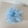 Nahaufnahme eines hellblauen Organza-Scrunchies mit kleinen weißen Perlen. - Perlen-Netz-Haargummi / Blau