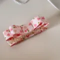 Vue détaillée d'une pince à cheveux en tissu rose avec motifs cœurs et cerises. - Motif Cœur(4#) / Pince Banane / Rose