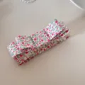 Détail en gros plan d'une pince à cheveux avec nœud en tissu floral à motif baies - Motif à Pois(5#) / Pince Banane / Rouge