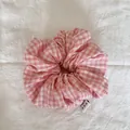 Chouchou géant rose à carreaux vichy pour chignon et queue de cheval élégante - Style de Nuage / Petit Vichy Rose