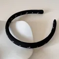 Détail d'un serre-tête en satin noir avec motifs de nœuds blancs sur un support blanc - 1,5 cm de large / Noir Imprimé