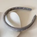 Vue macro détaillée d'un serre-tête en tissu gris avec des motifs de nœuds et cœurs blancs - 1,5 cm de large / Gris Fleuri