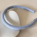 Gros plan détaillé montrant le tissu en satin bleu clair et le motif de nœud blanc du serre-tête - 1,5 cm de large / Imprimé Bleu