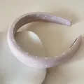 Gros plan d'un serre-tête rembourré en satin rose orné de jolis motifs de nœuds blancs - 3CM de large / Imprimé Rose
