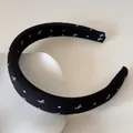 Détail d'un serre-tête en satin rembourré noir avec des motifs de nœuds blancs - 3CM de large / Noir Imprimé