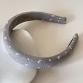 Gros plan d'un serre-tête gris rembourré avec motifs de nœuds blancs délicats - 3CM de large / Gris Fleuri