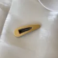 Détail en gros plan d'une barrette à cheveux jaune à pois blancs de style coréen - Pince à Cheveux Goutte d'Eau Ajourée / Jaune à Pois