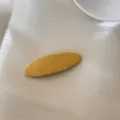 Gros plan détaillé sur une pince à cheveux jaune ornée de petits pois blancs - Pince à cheveux ovale / Jaune à Pois
