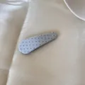 Gros plan détaillé d'une pince à cheveux en tissu bleu clair à pois rouges sur satin - Pince à Cheveux Goutte d'Eau / Pois bleus